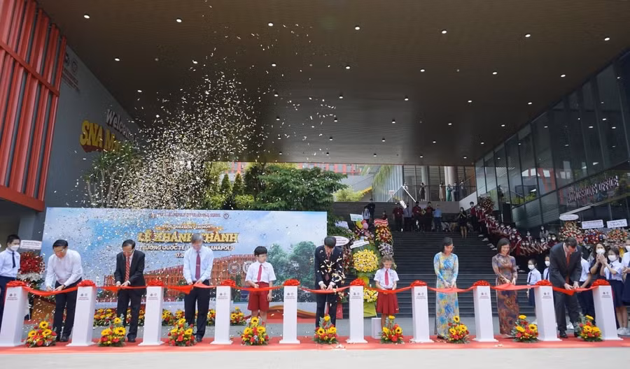 Đại diện Bộ Giáo dục và Đào tạo, Lãnh đạo Tỉnh Đồng Nai, Ban Giám hiệu và học sinh trường SNA Marianapolis Bien Hoa Campus cùng cắt băng khánh thành trường ngày 17/03/2022.