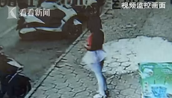 Bé gái 6 tuổi không thể đến trường, mỗi đêm đều gặp ác mộng và gào khóc, hóa ra 2 tuần trước đã chứng kiến cảnh tượng kinh hoàng - Ảnh 1.