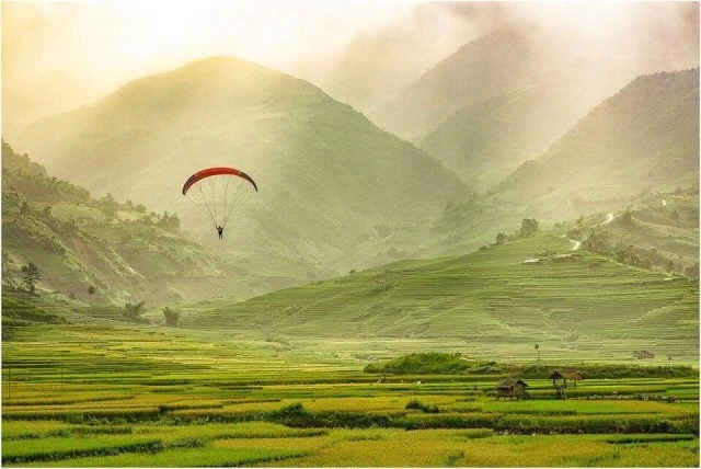 Đến Mù Cang Chải vào dịp mùa thu này, du khách được trải nghiệm bay dù lượn và ngắm cảnh thu vàng trên những thửa ruộng bậc thang đẹp mê hồn