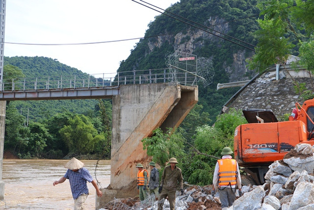 Nỗ lực khắc phục cầu Chôm Lôm bị lũ cuốn trôi 1 mố cầu