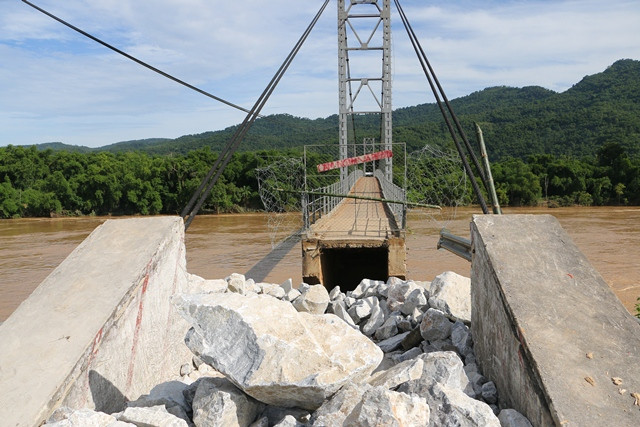 Cầu Chôm Lôm bị đứt gãy khoảng 6m, người dân không thể qua lại