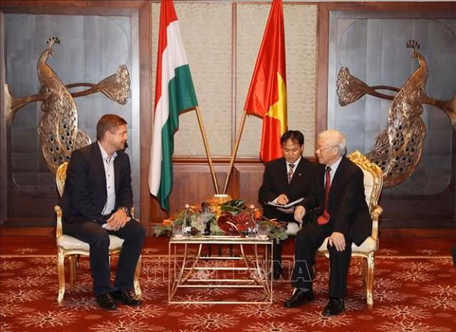 Tổng Bí thư Nguyễn Phú Trọng và Chủ tịch Đảng Xã hội Hungary Tóth Bertalan