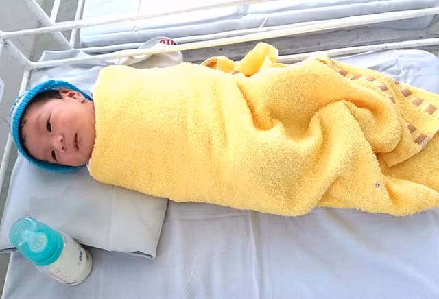 Bé sơ sinh bị mẹ bỏ rơi trong bệnh viện - Hình 1