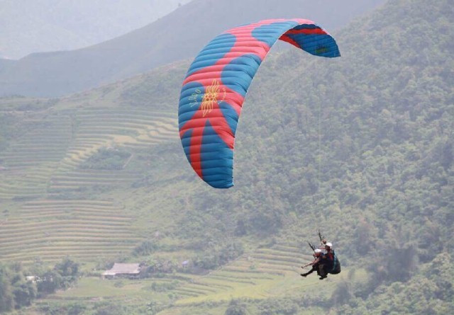 Du khách cùng trải nghiệm bay dù lượn. Du khách cùng trải nghiệm bay dù lượn.