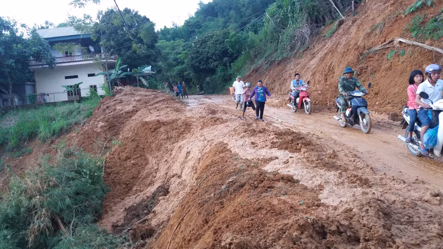 Sạt lở tại Hòa Bình ảnh hưởng giao thông đi lại của người dân. Ảnh: Trung Nguyên