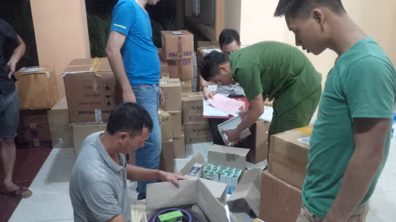 Số thuốc, thực phẩm chăm sóc sức khỏe không rõ nguồn gốc bị thu giữ, ảnh: QTV