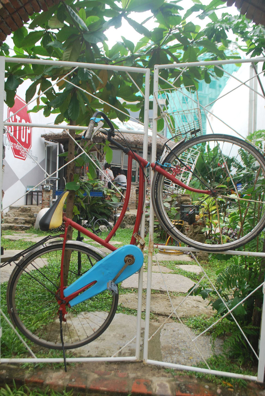 Cổng “cách điệu” của quán cà phê Biển Báo