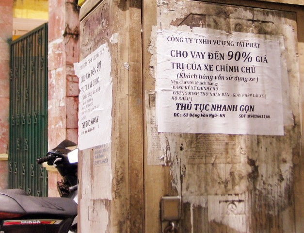 Tủ điện trước cổng trường học