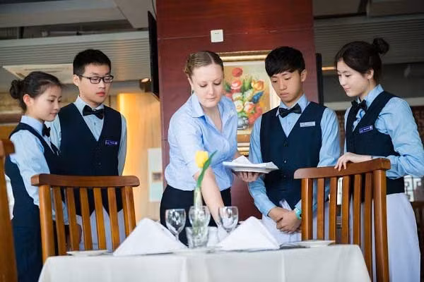 Học viên tham gia khóa đào tạo dịch vụ du lịch, nhà hàng