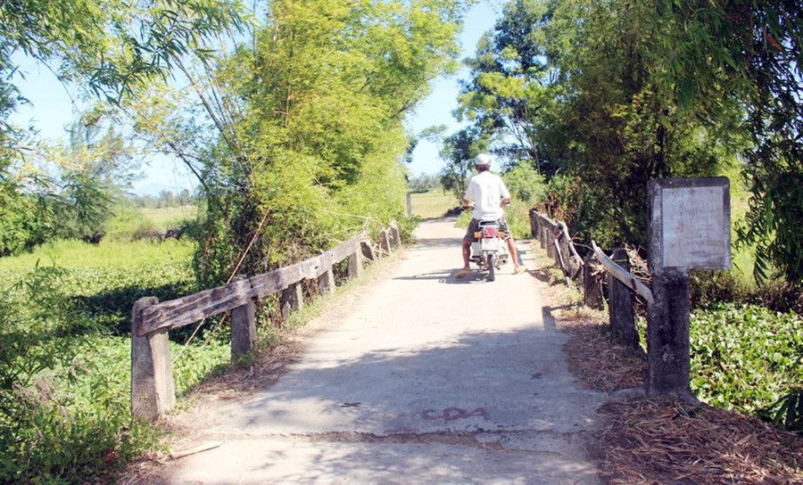 Đã hơn 20 năm đưa vào sử dụng, hiện nay cầu Ông Tú (Điện Dương, Điện Bàn, Quảng Nam) đã xuống cấp, hư hỏng… Đã hơn 20 năm đưa vào sử dụng, hiện nay cầu Ông Tú (Điện Dương, Điện Bàn, Quảng Nam) đã xuống cấp, hư hỏng…