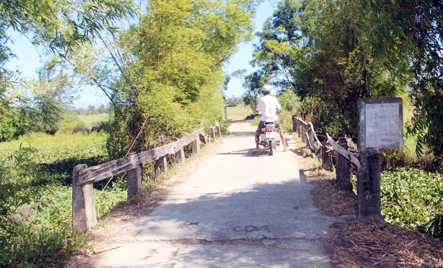 Đã hơn 20 năm đưa vào sử dụng, hiện nay cầu Ông Tú (Điện Dương, Điện Bàn, Quảng Nam) đã xuống cấp, hư hỏng…