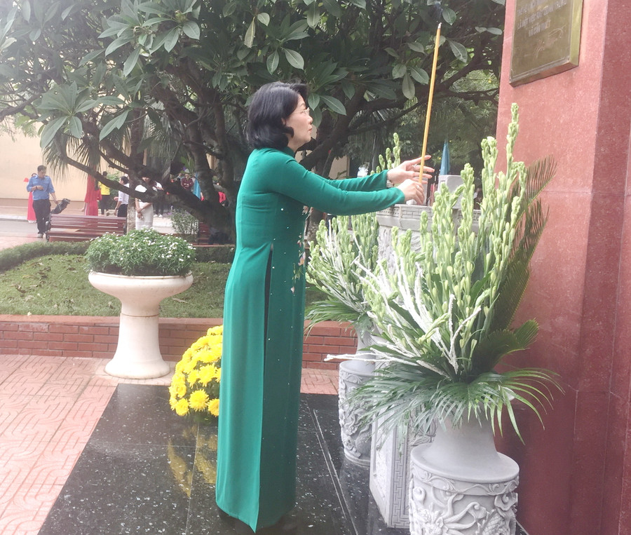 Phó Chủ tịch nước Đặng Thị Ngọc Thịnh dâng hương tại tượng đài Bác Hồ Phó Chủ tịch nước Đặng Thị Ngọc Thịnh dâng hương tại tượng đài Bác Hồ