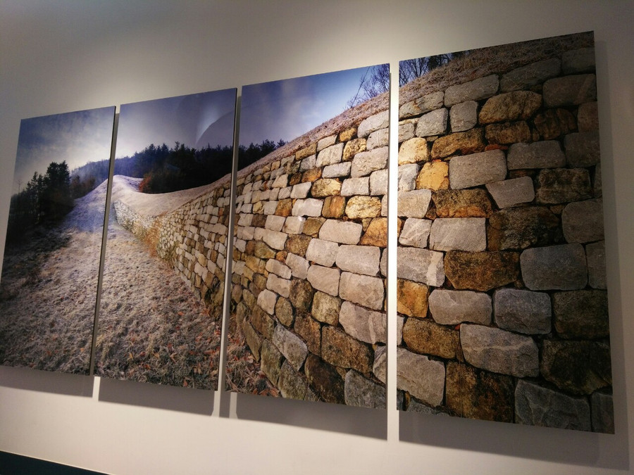 Bức ảnh chụp tường thành Buyeo Naseong được trưng bày tại triển lãm. Ảnh: Bình Thanh. Bức ảnh chụp tường thành Buyeo Naseong được trưng bày tại triển lãm. Ảnh: Bình Thanh.