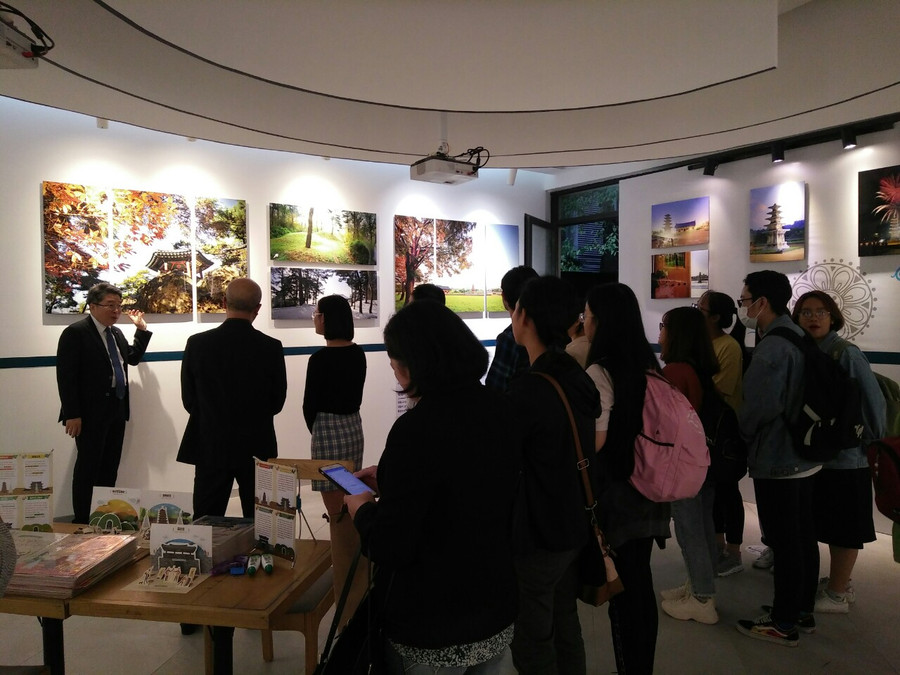 Ngay từ buổi khai mạc, triển lãm đã thu hút sự quan tâm của đông đảo công chúng. Ảnh: Bình Thanh. Ngay từ buổi khai mạc, triển lãm đã thu hút sự quan tâm của đông đảo công chúng. Ảnh: Bình Thanh.