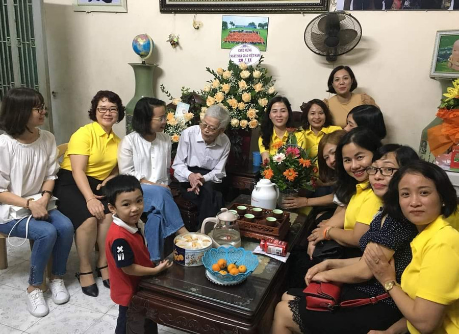 Lớp của cô Quỳnh Anh tới thăm thầy giáo cũ là NGƯT Đỗ Thanh Dương nhân dịp Ngày Nhà giáo Việt Nam 20/11. Lớp của cô Quỳnh Anh tới thăm thầy giáo cũ là NGƯT Đỗ Thanh Dương nhân dịp Ngày Nhà giáo Việt Nam 20/11.