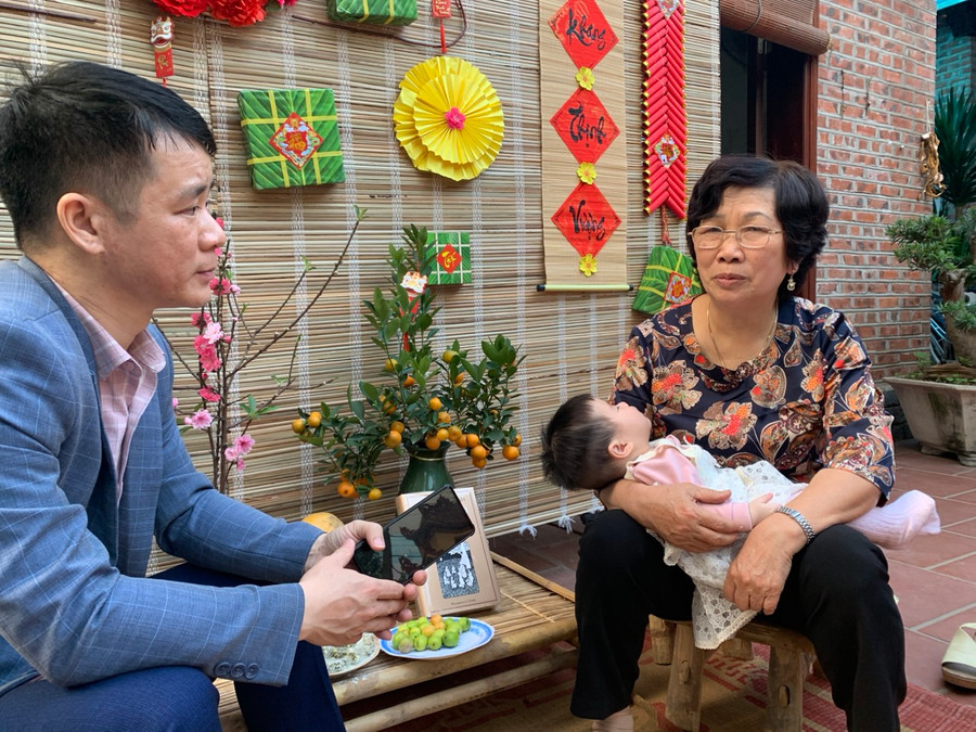 Nhà giáo Chu Thị Thìn quan điểm, dù là ngày lễ hay ngày thường được học trò cũ về thăm chính là niềm hạnh phúc với thầy cô giáo. Nhà giáo Chu Thị Thìn quan điểm, dù là ngày lễ hay ngày thường được học trò cũ về thăm chính là niềm hạnh phúc với thầy cô giáo.