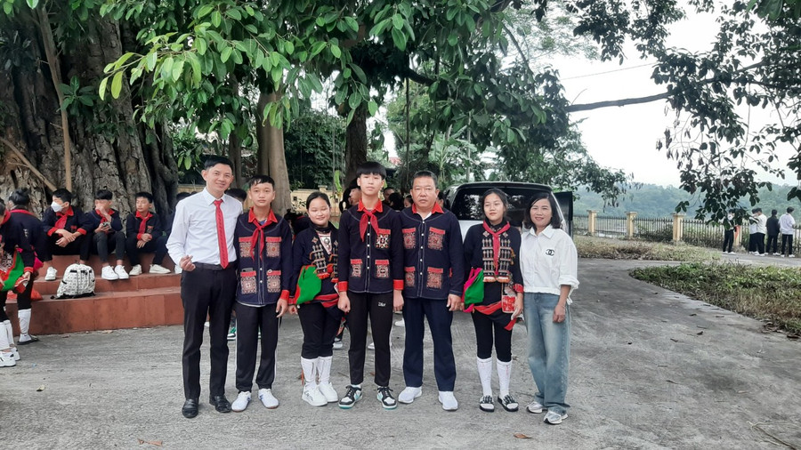 Nhà giáo Nguyễn Văn Hoàng (bìa trái), Hiệu trưởng Trường Tiểu học - THCS Thượng Tiến và học trò. Nhà giáo Nguyễn Văn Hoàng (bìa trái), Hiệu trưởng Trường Tiểu học - THCS Thượng Tiến và học trò.