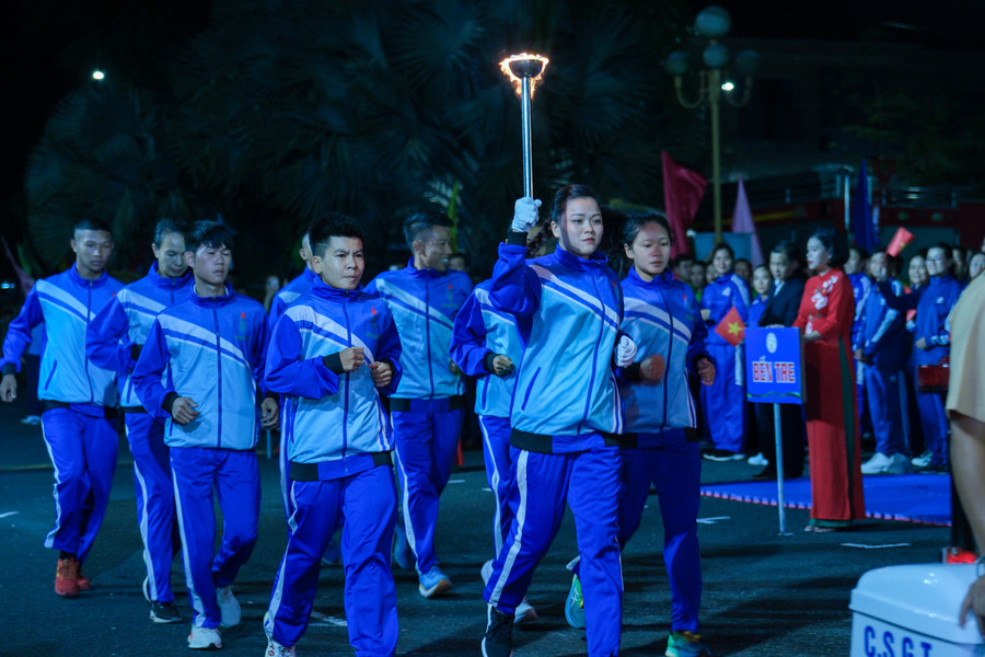 Ngọn lửa truyền thống của Đại hội TDTT được các vận động viên tiêu biểu của tỉnh chuyển tiếp. Ngọn lửa truyền thống của Đại hội TDTT được các vận động viên tiêu biểu của tỉnh chuyển tiếp.