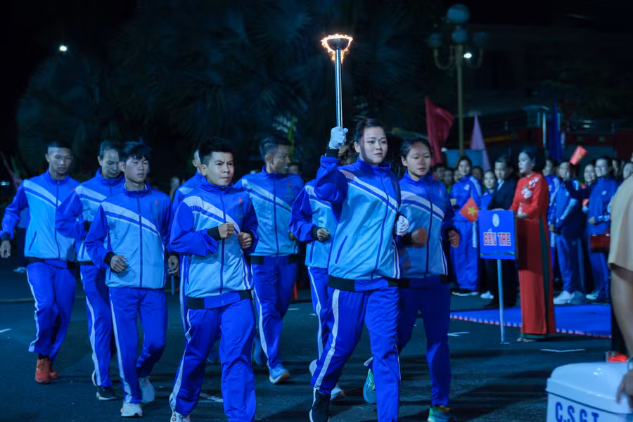 Ngọn lửa truyền thống của Đại hội TDTT được các vận động viên tiêu biểu của tỉnh chuyển tiếp.
