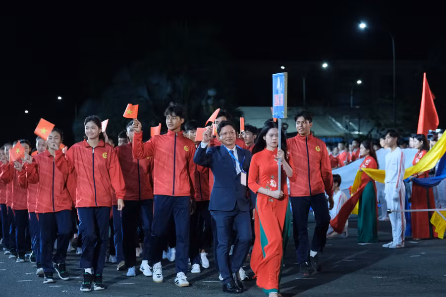 Các đoàn diễu hành tham gia đại hội.