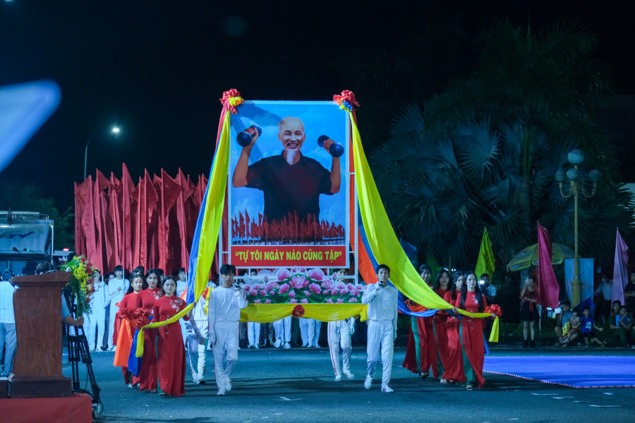 Thực hiện nghi thức rước ảnh Chủ tịch Hồ Chí Minh. Thực hiện nghi thức rước ảnh Chủ tịch Hồ Chí Minh.