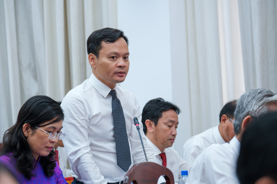 Ông Hoàng Quốc Cường, Giám đốc Sở Y tế TP Cần Thơ trả lời chất vấn tại kỳ họp thứ 11 của HĐND TP Cần Thơ. Ông Hoàng Quốc Cường, Giám đốc Sở Y tế TP Cần Thơ trả lời chất vấn tại kỳ họp thứ 11 của HĐND TP Cần Thơ.