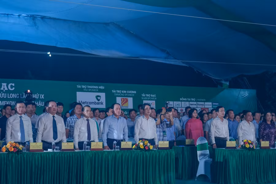 Đại diện lãnh đạo trung ương và địa phương tham dự khai mạc.