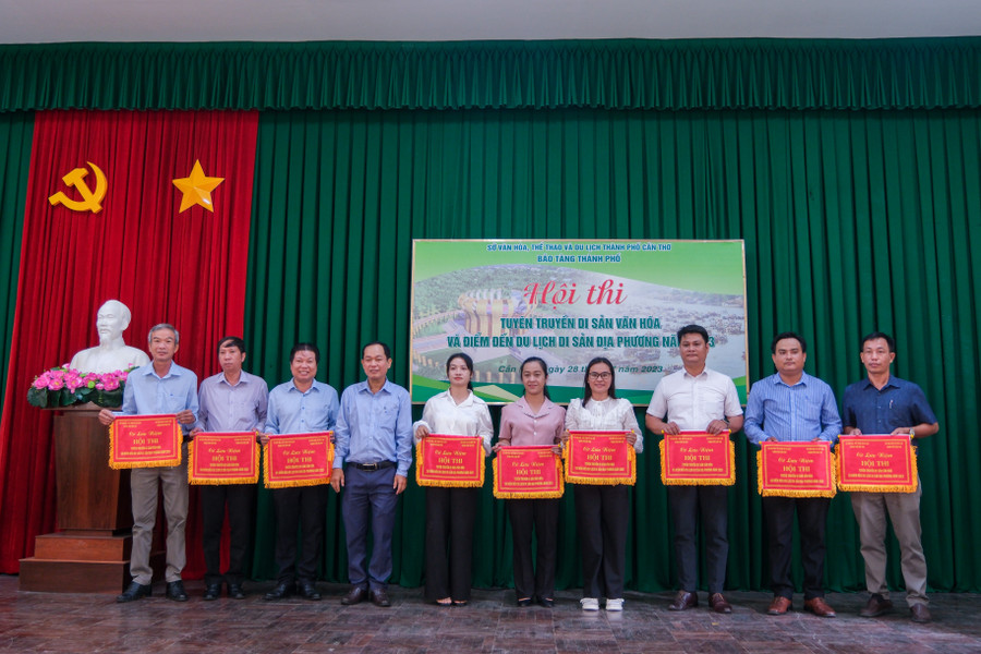 Lãnh đạo Sở Văn hóa, Thể thao&Du lịch TP Cần Thơ trao cờ lưu niệm cho các đội thi tham gia hội thi. Lãnh đạo Sở Văn hóa, Thể thao&Du lịch TP Cần Thơ trao cờ lưu niệm cho các đội thi tham gia hội thi.