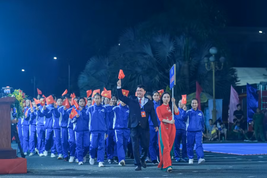 Các đoàn diễu hành tham gia đại hội.