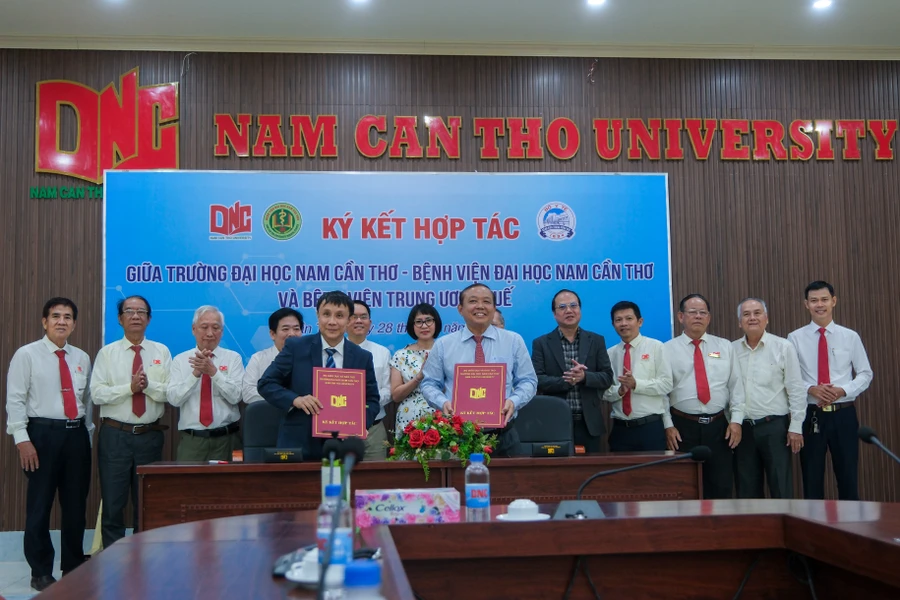 Trường Đại học Nam Cần Thơ và Bệnh viện Đại học Nam Cần Thơ tổ chức lễ ký kết hợp tác cùng Bệnh viện Trung ương Huế