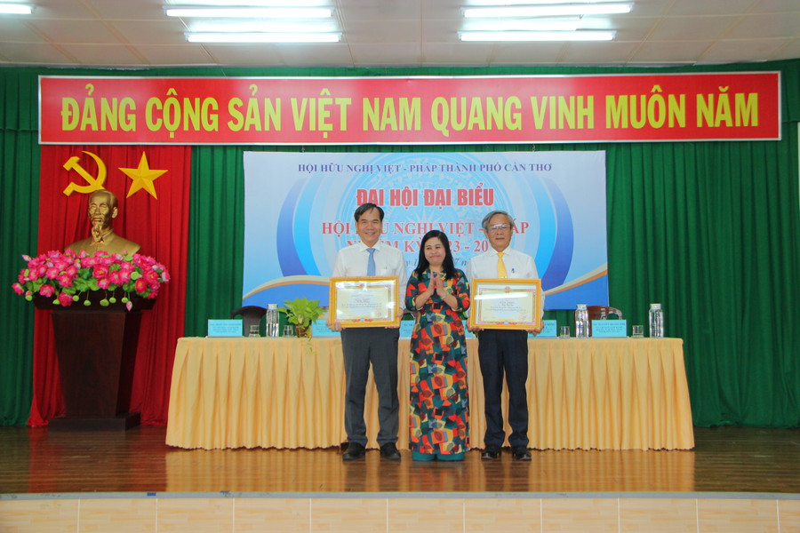 Chủ tịch Liên hiệp các tổ chức hữu nghị thành phố Cần Thơ trao Bằng khen cho tập thể Hội hữu nghị Việt – Pháp thành phố Cần Thơ. Chủ tịch Liên hiệp các tổ chức hữu nghị thành phố Cần Thơ trao Bằng khen cho tập thể Hội hữu nghị Việt – Pháp thành phố Cần Thơ.