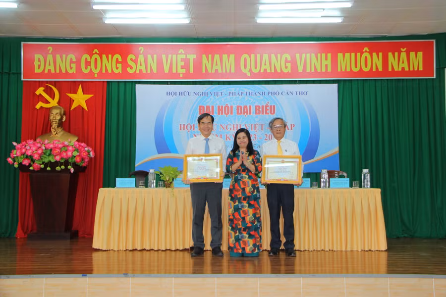 Chủ tịch Liên hiệp các tổ chức hữu nghị thành phố Cần Thơ trao Bằng khen cho tập thể Hội hữu nghị Việt – Pháp thành phố Cần Thơ. Chủ tịch Liên hiệp các tổ chức hữu nghị thành phố Cần Thơ trao Bằng khen cho tập thể Hội hữu nghị Việt – Pháp thành phố Cần Thơ.