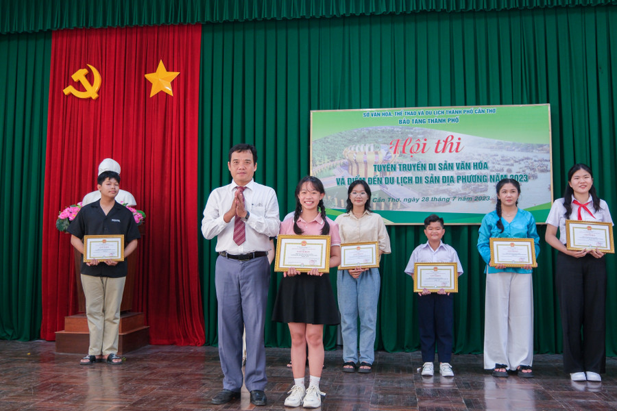 Ban tổ chức trao giải thưởng cho các đội thi tham gia. Ban tổ chức trao giải thưởng cho các đội thi tham gia.