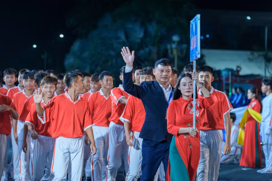 Các đoàn diễu hành tham gia đại hội.