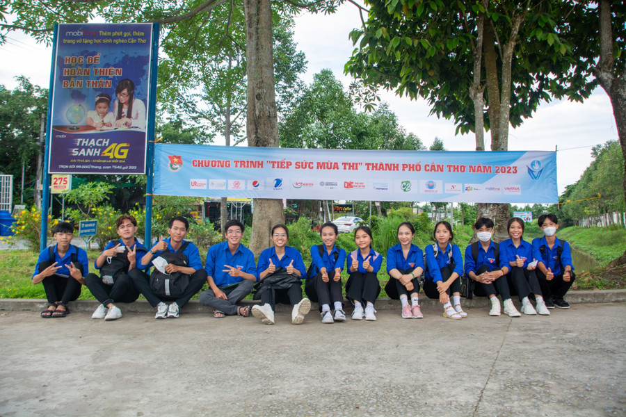 Đoàn trường THCS&THPT Trần Ngọc Hoằng, huyện Cờ Đỏ (TP. Cần Thơ) hỗ trợ tiếp sức thí sinh tại điểm thi THPT Hà Huy Giáp. Đoàn trường THCS&THPT Trần Ngọc Hoằng, huyện Cờ Đỏ (TP. Cần Thơ) hỗ trợ tiếp sức thí sinh tại điểm thi THPT Hà Huy Giáp.