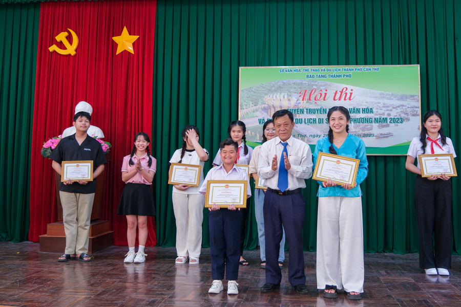 Ban tổ chức trao giải thưởng cho các đội thi tham gia. Ban tổ chức trao giải thưởng cho các đội thi tham gia.