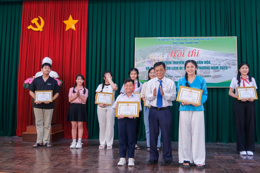 Ban tổ chức trao giải thưởng cho các đội thi tham gia.