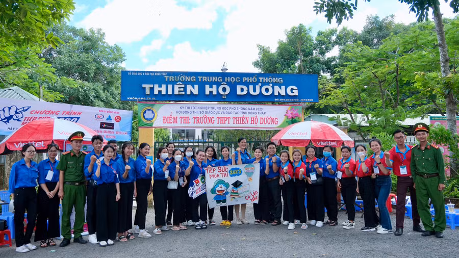 Đoàn thanh niên Miền Tây chung tay hỗ trợ sĩ tử.