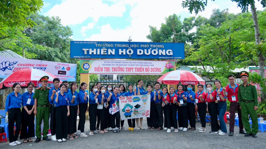 Đoàn thanh niên Miền Tây chung tay hỗ trợ sĩ tử.