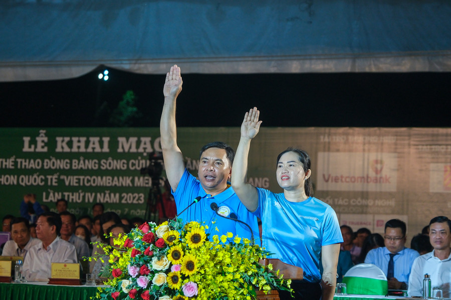 Vận động viên và trọng tài thực hiện nghi thức tuyên thệ. Vận động viên và trọng tài thực hiện nghi thức tuyên thệ.