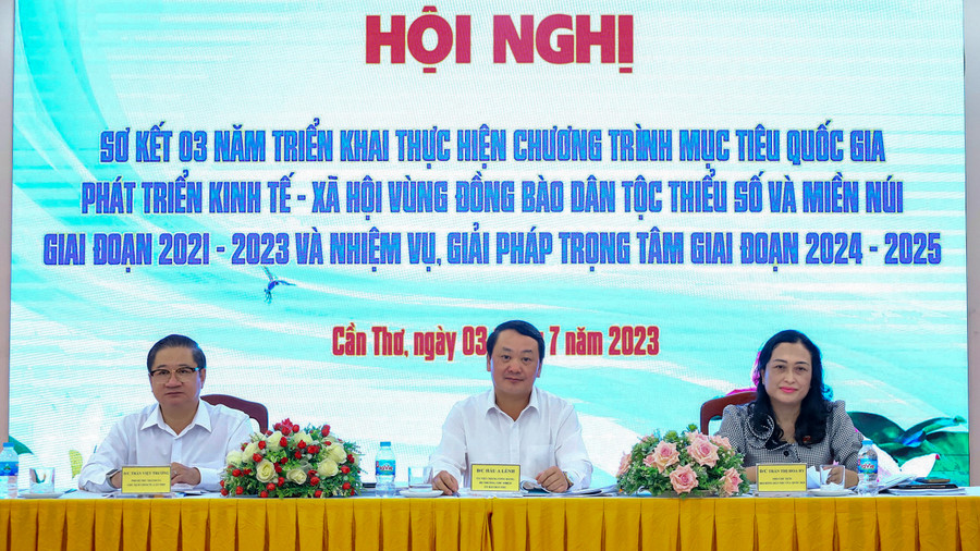 Ông Hầu A Lềnh - Bộ trưởng, Chủ nhiệm Uỷ ban Dân tộc chủ trì Hội nghị Sơ kết 3 năm thực hiện Chương trình mục tiêu quốc gia.