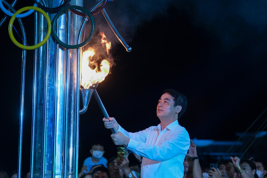 Lãnh đạo tỉnh Uỷ Hậu Giang châm ngọn đuốc truyền thống Đại hội Thể dục thể thao. Lãnh đạo tỉnh Uỷ Hậu Giang châm ngọn đuốc truyền thống Đại hội Thể dục thể thao.