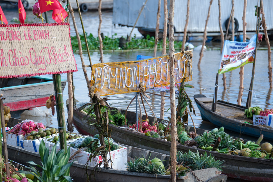 Trưng bày mô hình ghe, tàu - cây bẹo mua bán nông sản tại ngày hội. Trưng bày mô hình ghe, tàu - cây bẹo mua bán nông sản tại ngày hội.