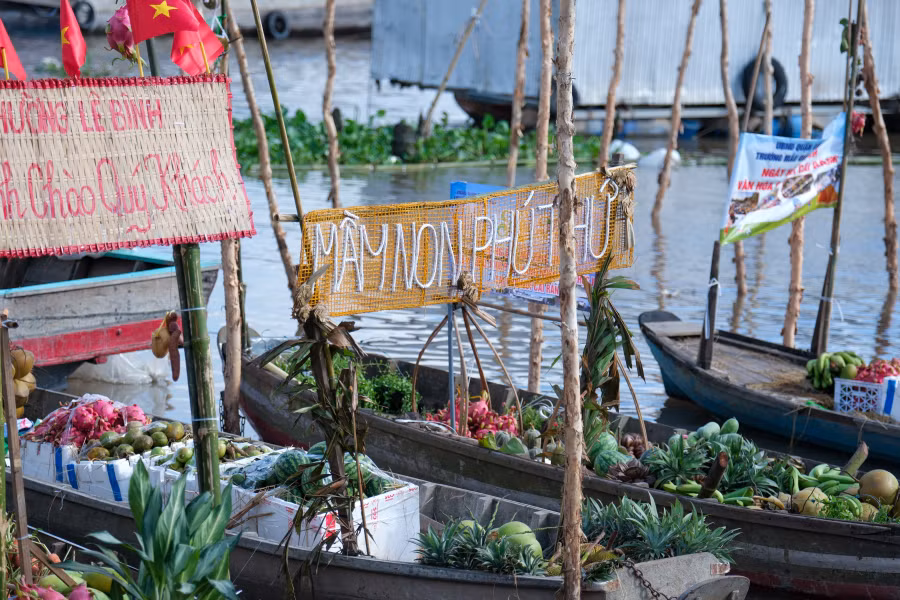 Trưng bày mô hình ghe, tàu - cây bẹo mua bán nông sản tại ngày hội.