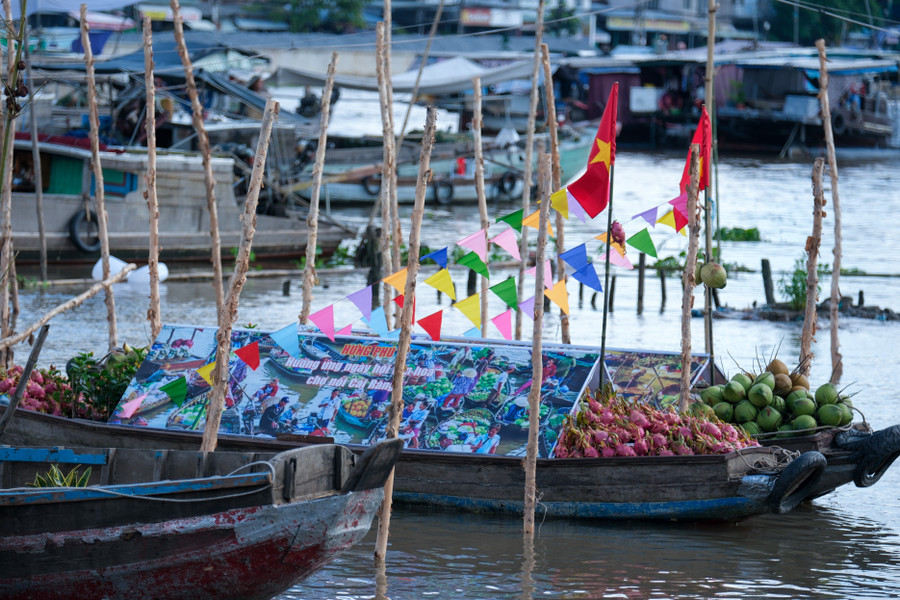Trưng bày mô hình ghe, tàu - cây bẹo mua bán nông sản tại ngày hội. Trưng bày mô hình ghe, tàu - cây bẹo mua bán nông sản tại ngày hội.