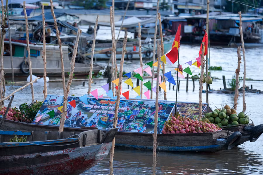 Trưng bày mô hình ghe, tàu - cây bẹo mua bán nông sản tại ngày hội.