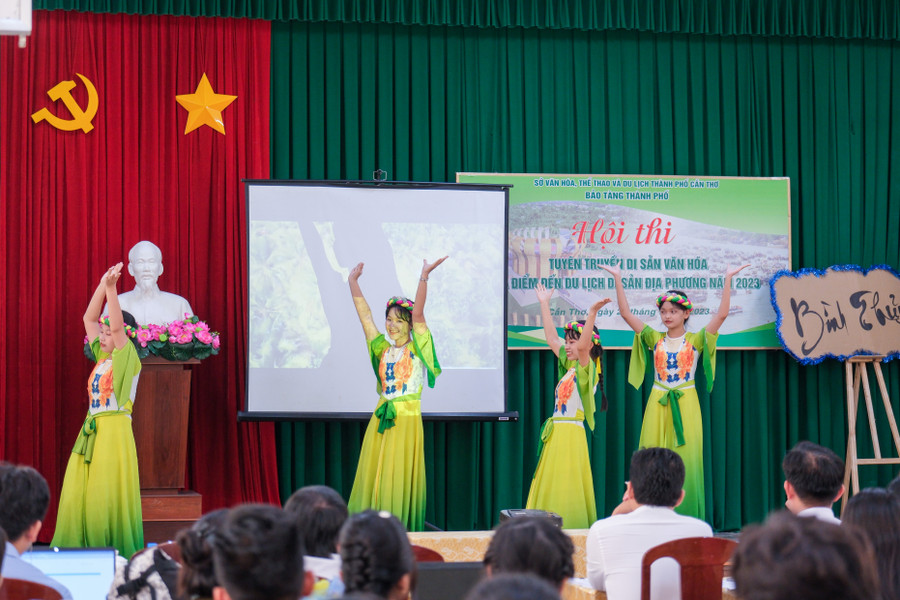 Các tiết mục biểu diễn của học sinh. Các tiết mục biểu diễn của học sinh.