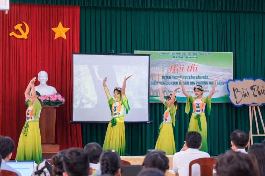 Các tiết mục biểu diễn của học sinh.