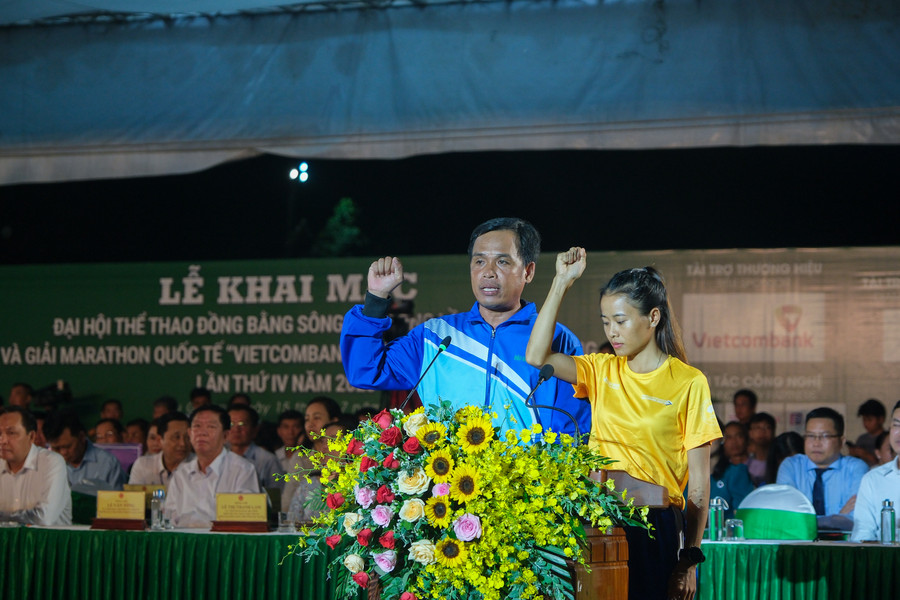 Vận động viên và trọng tài thực hiện nghi thức tuyên thệ. Vận động viên và trọng tài thực hiện nghi thức tuyên thệ.