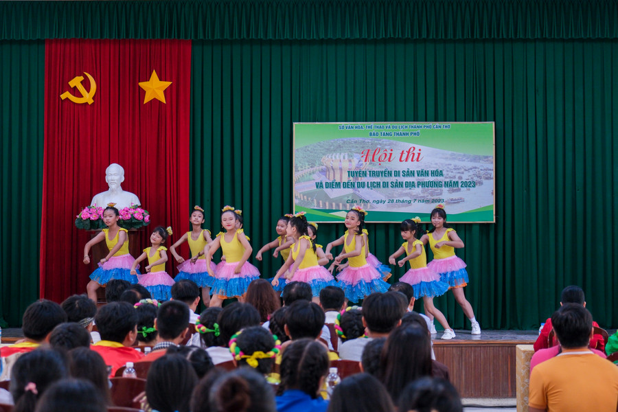 Các tiết mục biểu diễn của học sinh. Các tiết mục biểu diễn của học sinh.